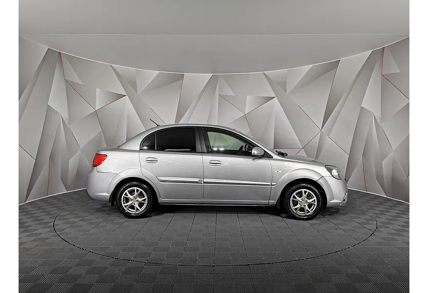 Kia Rio 1.4 AT (97 л.с.) Серебристый в АВИЛОН. Слайд №6 Kia Rio 1.4 AT (97 л.с.) Серебристый в АВИЛОН. Слайд №6