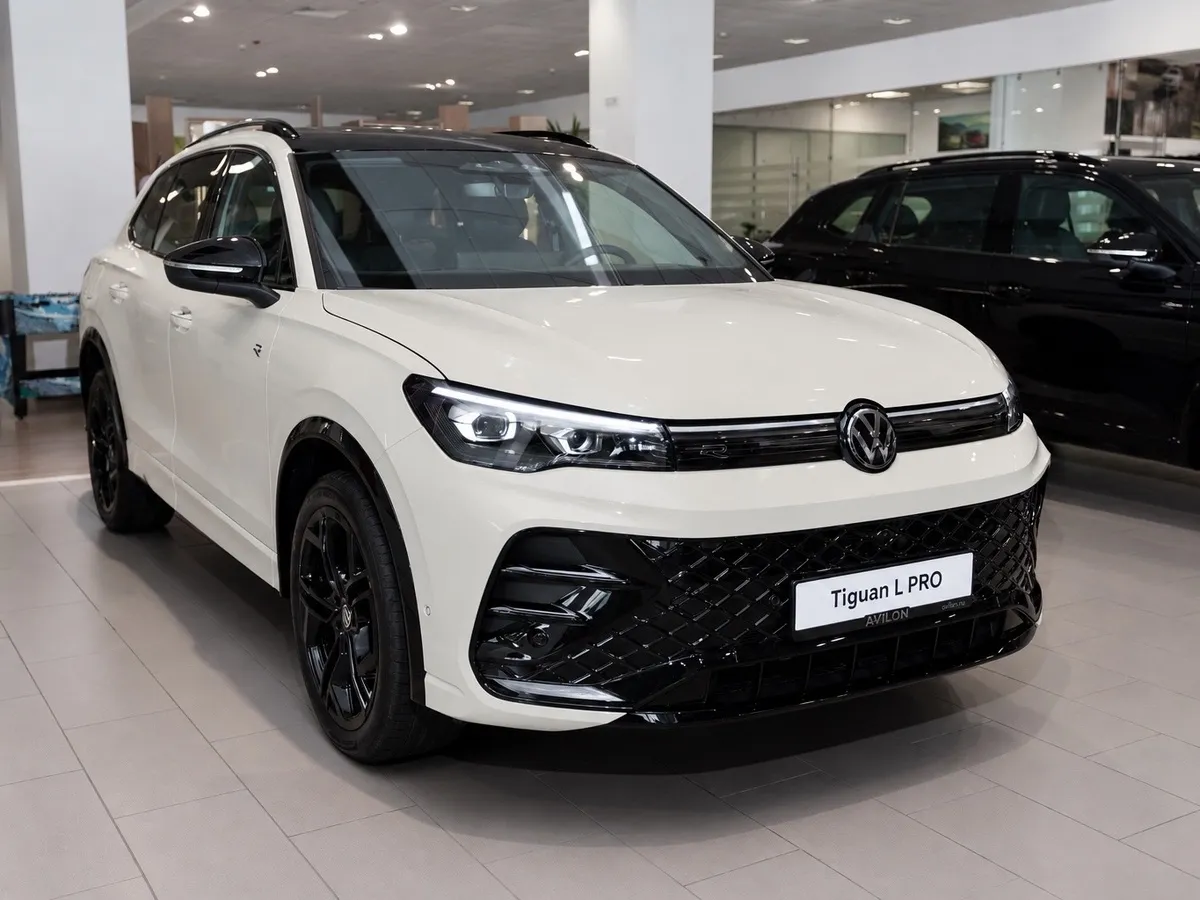 Volkswagen Tiguan 380 TSI 2.0 DSG 4WD (220 л.с.) R-Line Белый в АВИЛОН. Слайд №2
