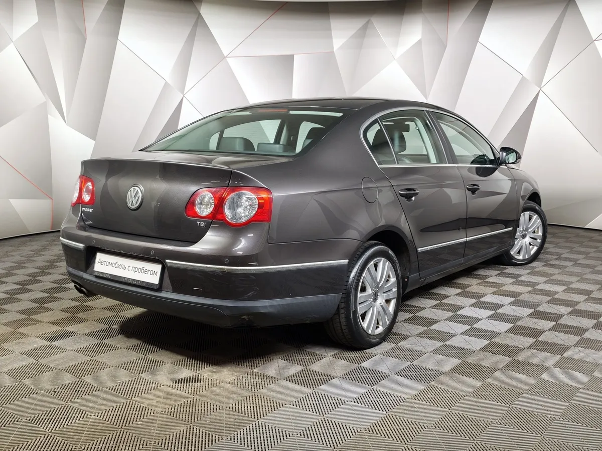 Volkswagen Passat 1.8 TSI AT (160 л.с.) Коричневый в АВИЛОН. Слайд №2
