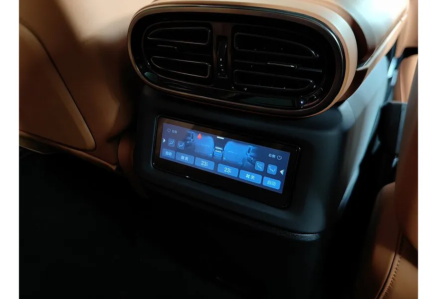 BYD Yangwang U8 2.0T PHEV AT AWD (1197 л.с.) Deluxe Edition Черный в АВИЛОН. Слайд №27