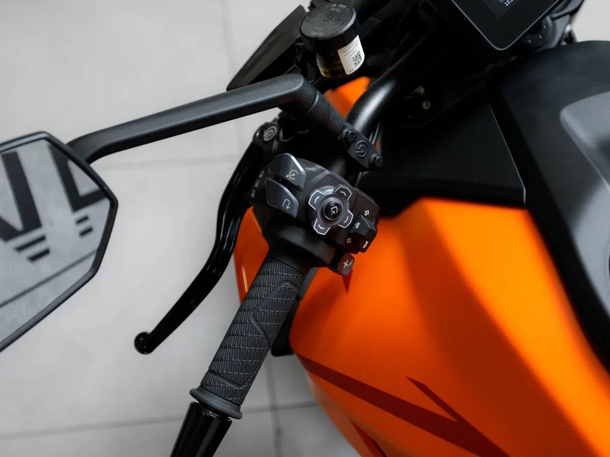 KTM 1390 Super Duke 1350 см³ (190 л.с.) (190) 1350 Оранжевый в АВИЛОН. Слайд №14