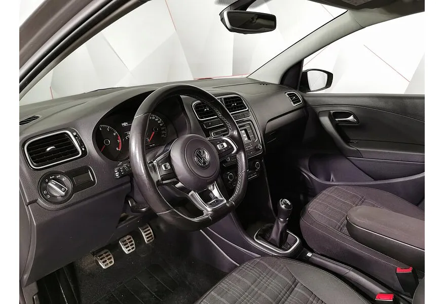 Volkswagen Polo 1.4 TSI MT (125 л.с.) GT Серебристый в АВИЛОН. Слайд №19