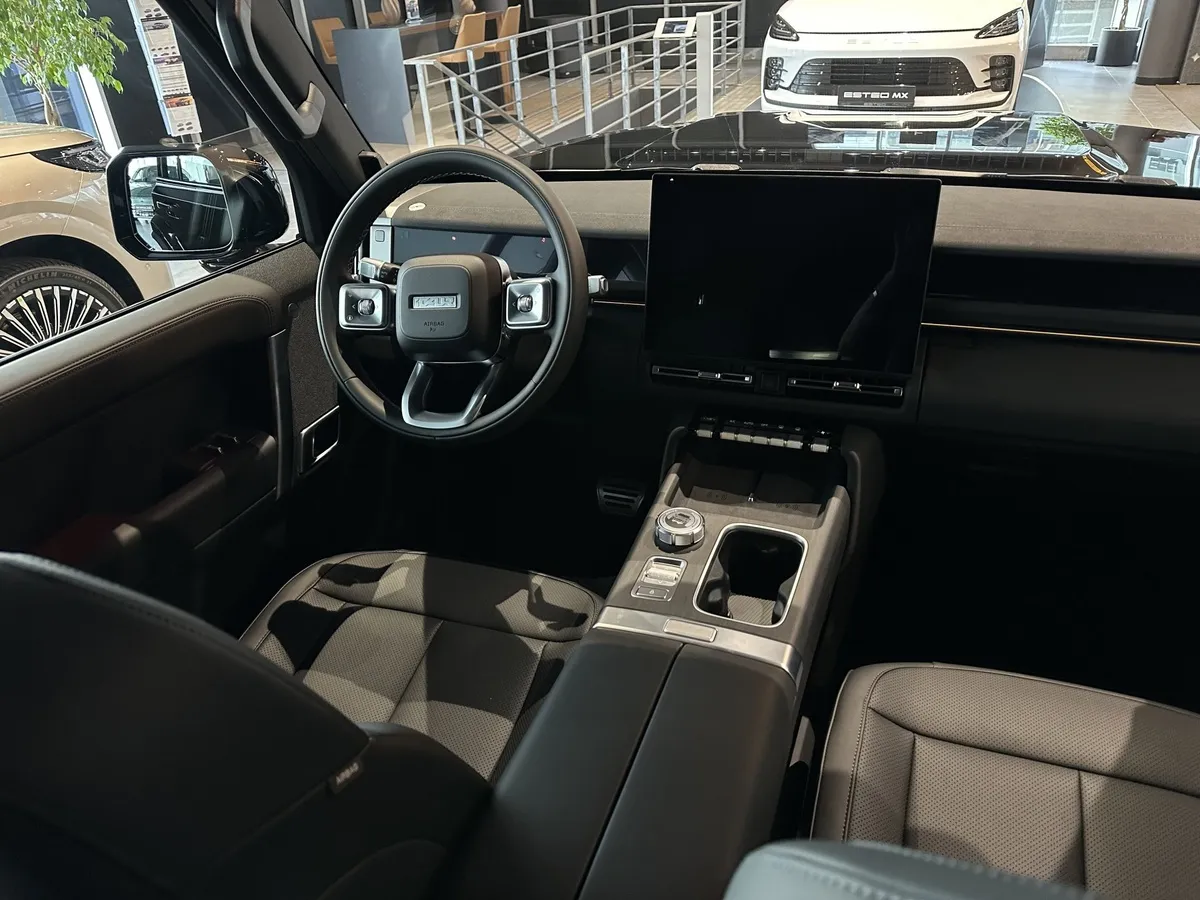 ESTEO V27 1.5h REEV AT 4WD (456 л.с.) Премиум Черный в АВИЛОН. Слайд №4