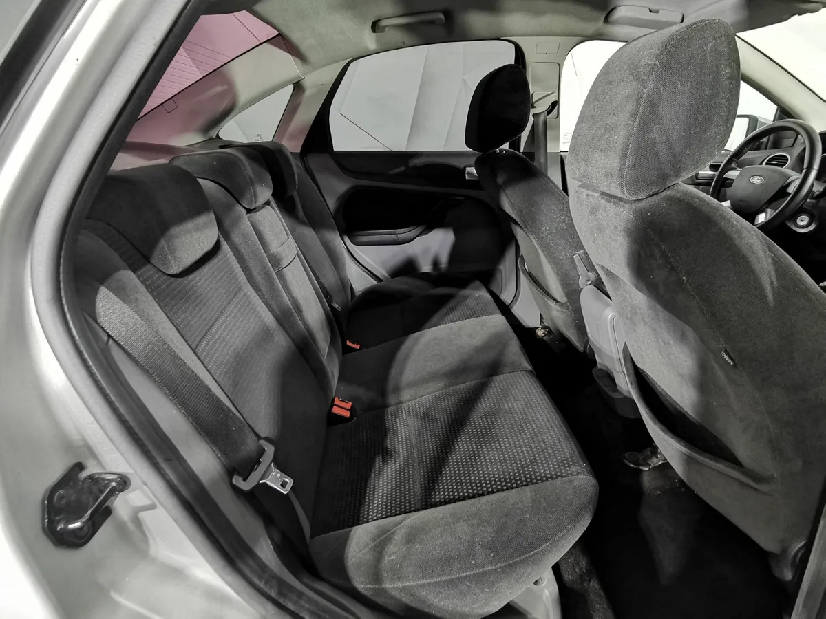 Ford Focus 1.8 MT (125 л.с.) Ghia Серебристый в АВИЛОН. Слайд №17