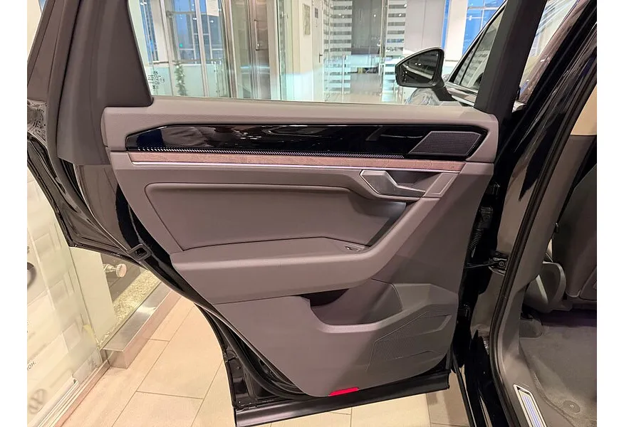 Volkswagen Touareg 2.0 TSI Tiptronic 4Motion (265 л.с.) Черный в АВИЛОН. Слайд №12