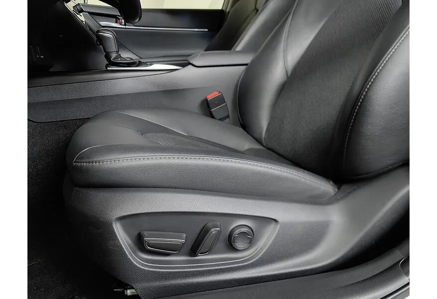 Toyota Camry 2.5 AT (206 л.с.) Ultimate Белый в АВИЛОН. Слайд №21