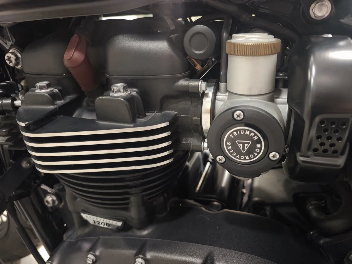 Triumph Bonneville Bobber 1 200 см³ (78 л.с.) (78) 1200 Черный в АВИЛОН. Слайд №9