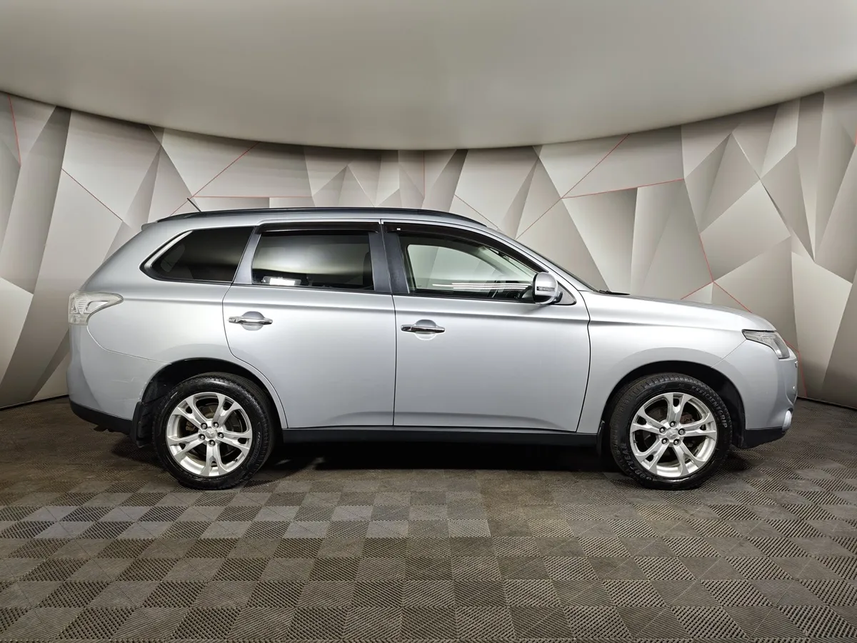 Mitsubishi Outlander 2.4 MIVEC CVT 4WD (167 л.с.) Ultimate Plus Серебристый в АВИЛОН. Слайд №6