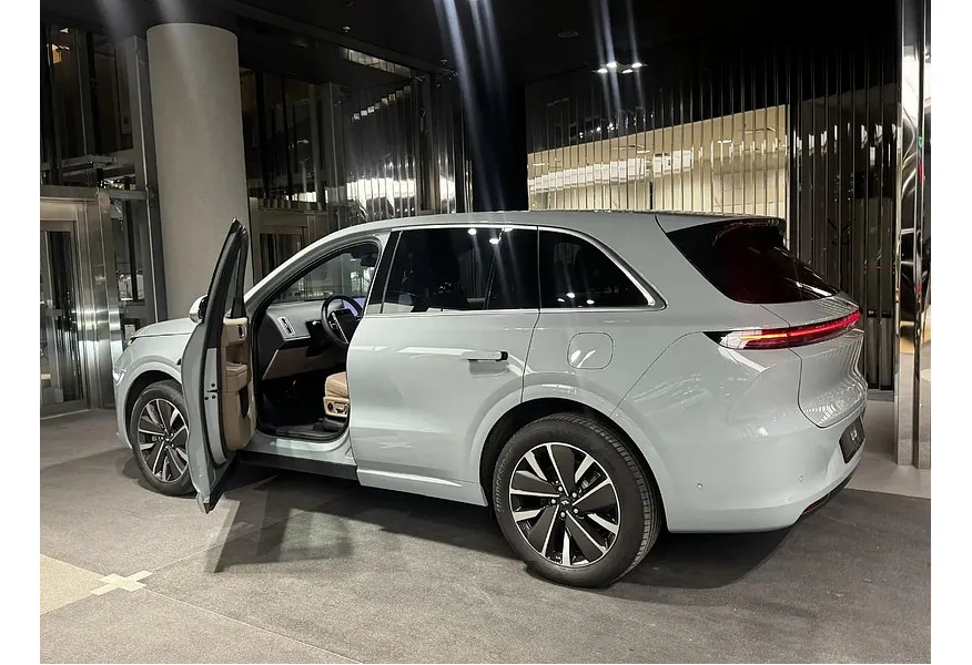 Li Auto L6 1.5 AT 4WD (150 л.с.) Pro Голубой в АВИЛОН. Слайд №3