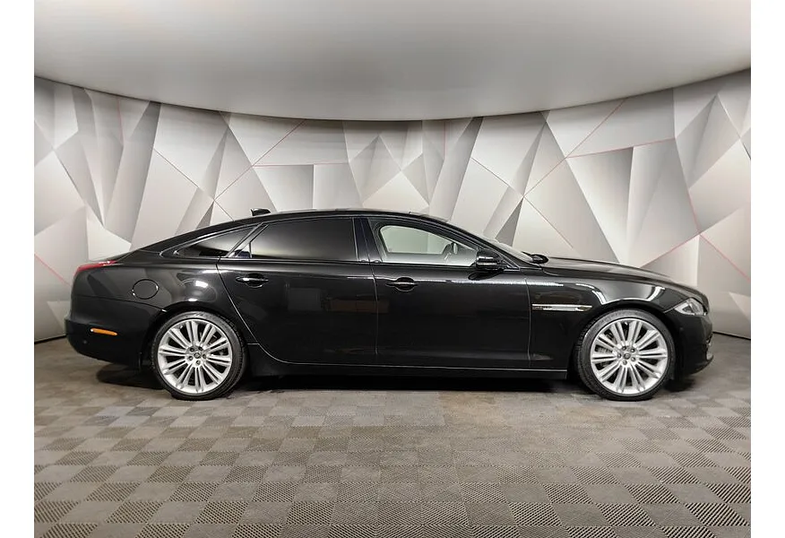 Jaguar XJ 3.0 AT AWD LWB (340 л.с.) Luxury Черный в АВИЛОН. Слайд №6