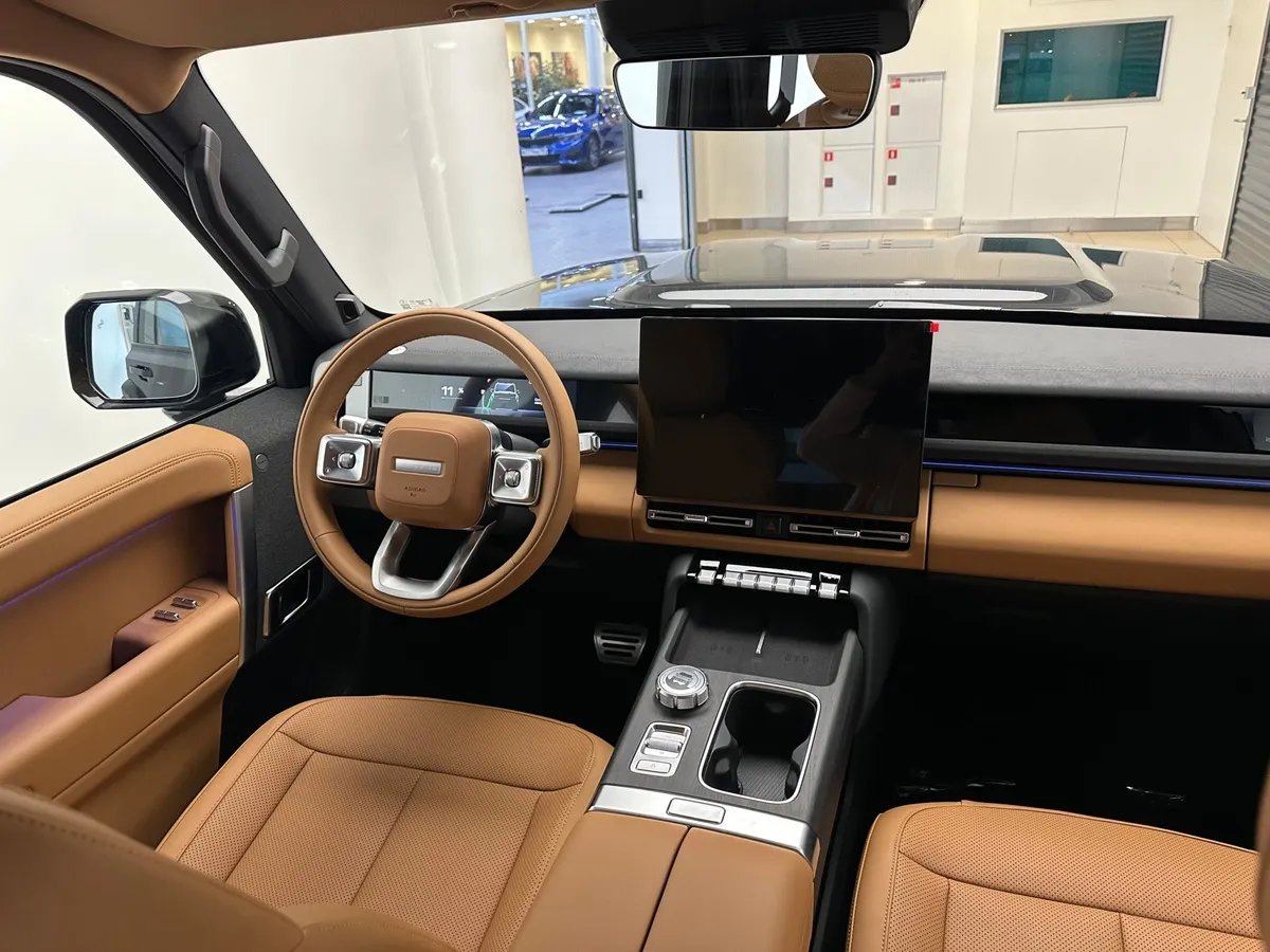 ESTEO V27 1.5h REEV AT 4WD (456 л.с.) Премиум Черный в АВИЛОН. Слайд №4