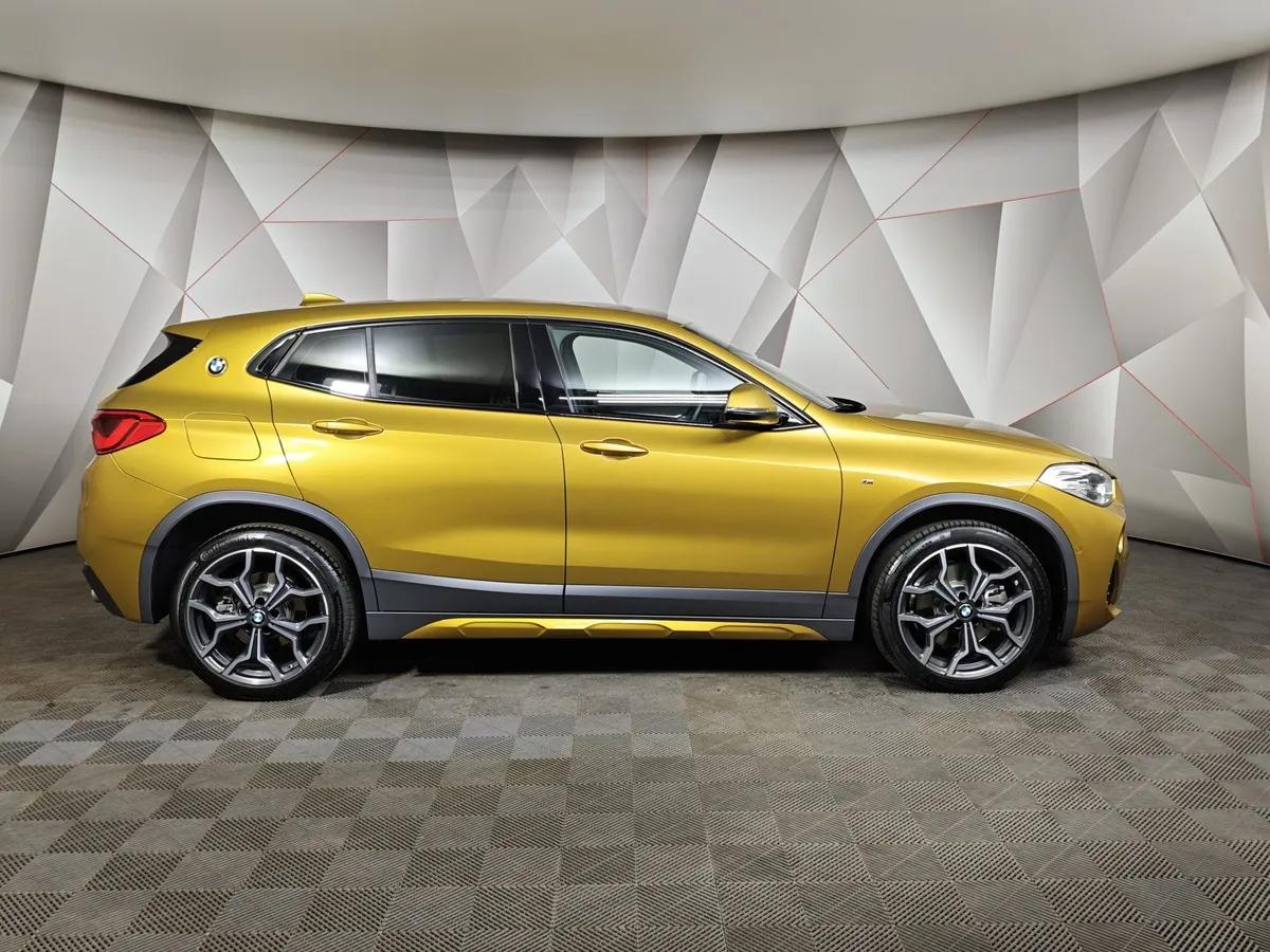 BMW X2 20i xDrive AT (192 л.с.) M Sport Золотой в АВИЛОН. Слайд №6