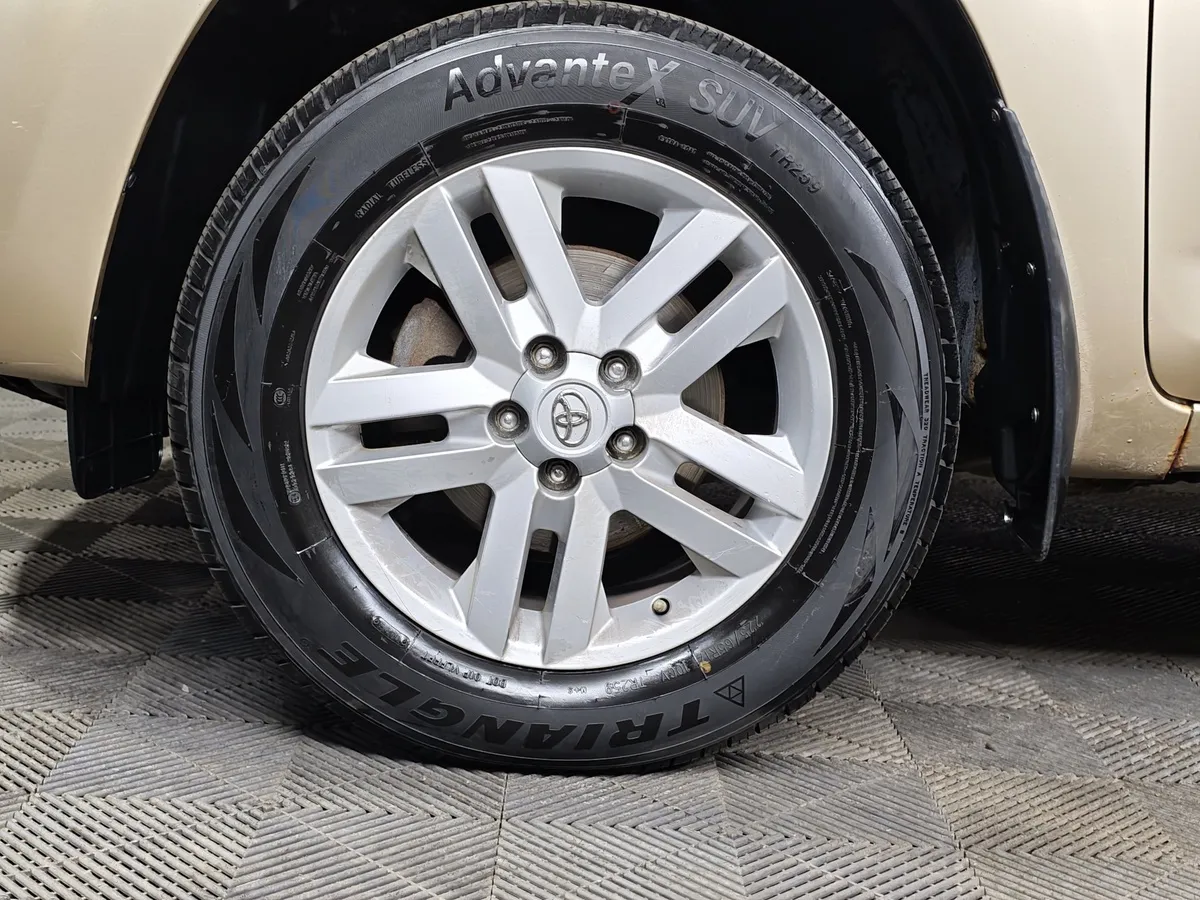 Toyota RAV4 2.0 MT FWD (158 л.с.) Бежевый в АВИЛОН. Слайд №9