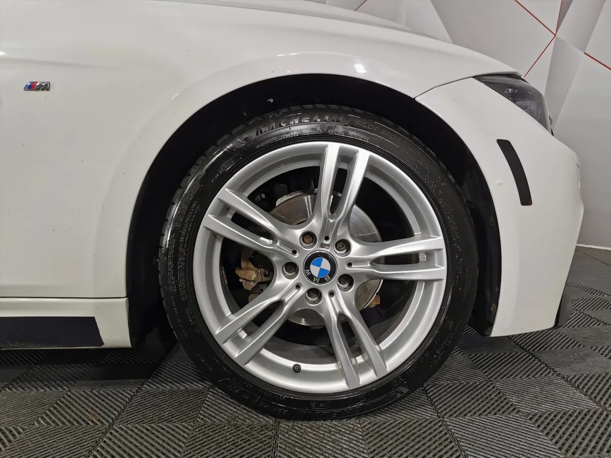 BMW 3 серия 320i xDrive AT (184 л.с.) M Sport Белый в АВИЛОН. Слайд №7