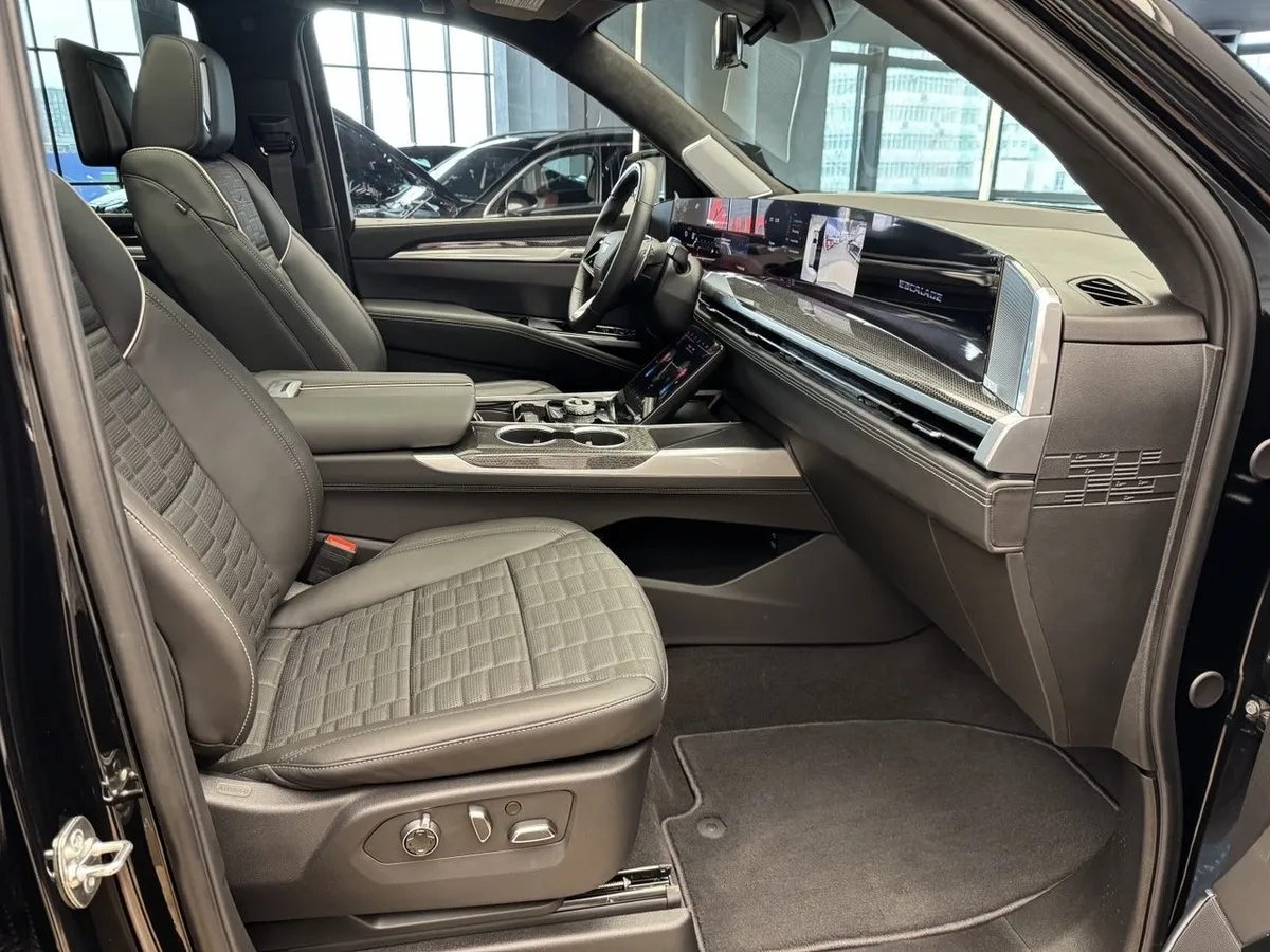 Cadillac Escalade V 6.2 AT 4WD (690 л.с.) V-series Черный в АВИЛОН. Слайд №10