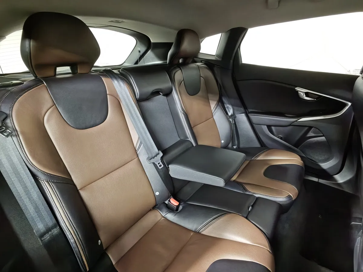 Volvo V40 1.5 T3 Drive-E Geartronic (152 л.с.) Kinetic Голубой в АВИЛОН. Слайд №17