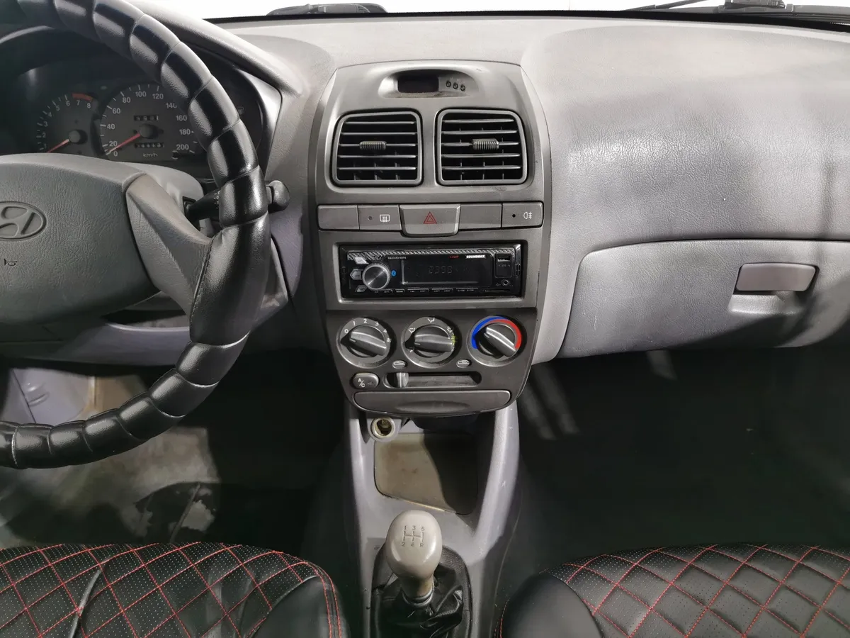 Hyundai Accent 1.5 MT (102 л.с.) Серебристый в АВИЛОН. Слайд №14