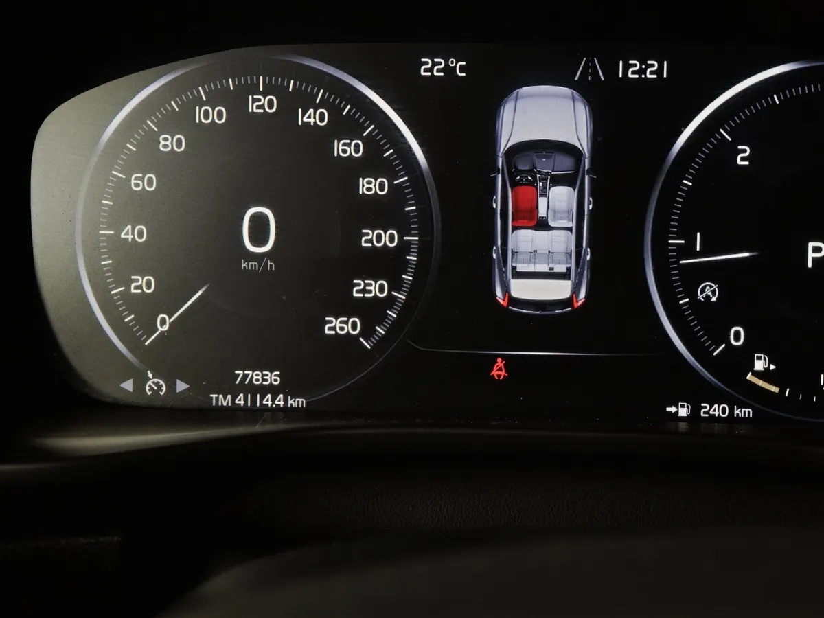 Volvo XC40 2.0 D3 Drive-E AT AWD (150 л.с.) Momentum Белый в АВИЛОН. Слайд №18