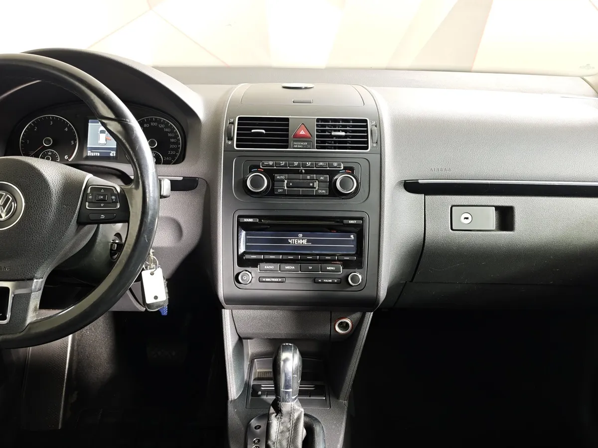 Volkswagen Touran 2.0 TDI DSG (110 л.с.) Highline Серебристый в АВИЛОН. Слайд №13