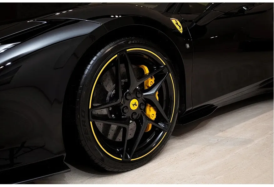 Ferrari F8 Tributo 3.9 V8 TURBO (720 л.с.) Черный в АВИЛОН. Слайд №9