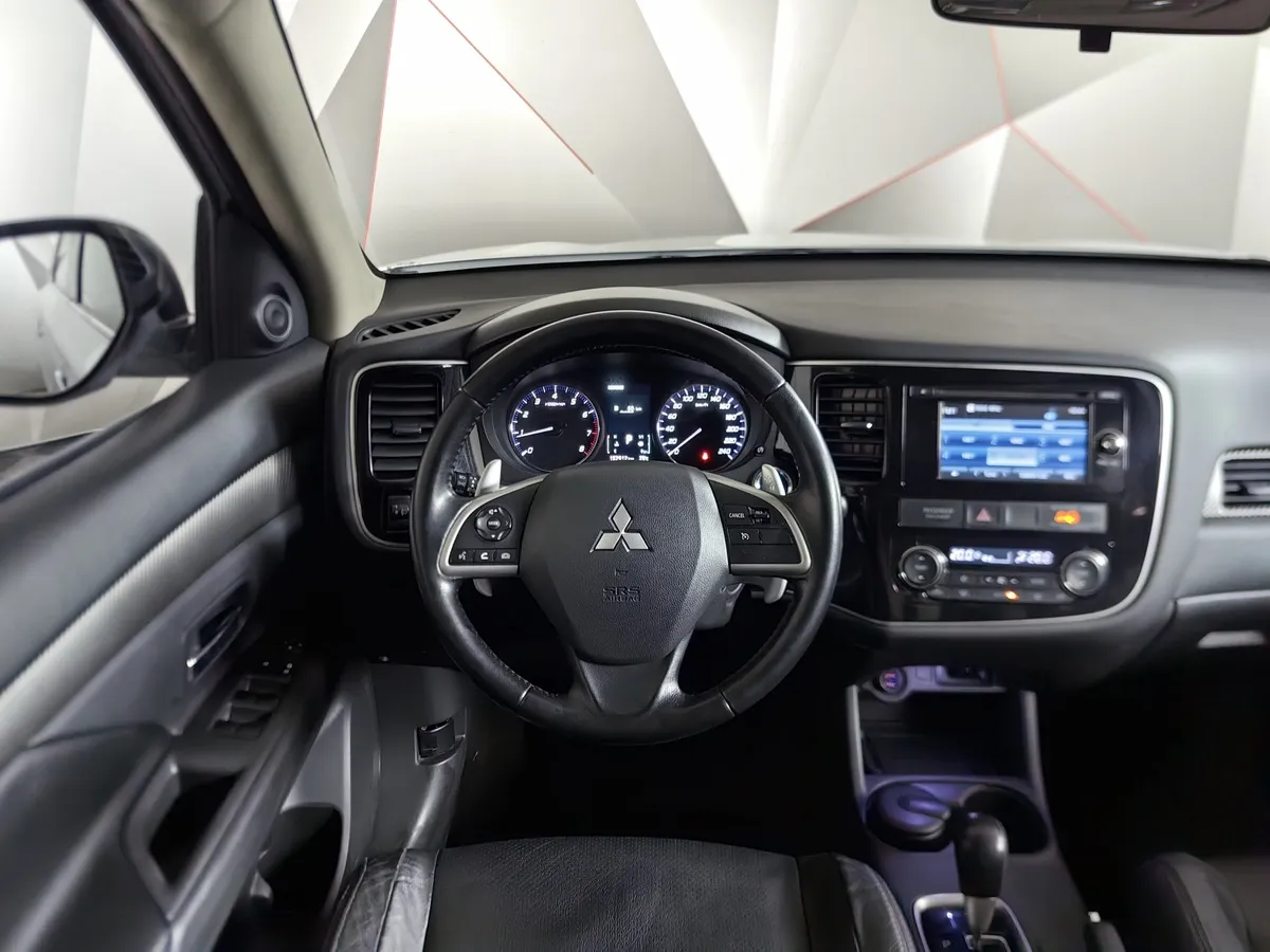 Mitsubishi Outlander 3.0 AT 4WD (230 л.с.) Белый в АВИЛОН. Слайд №20