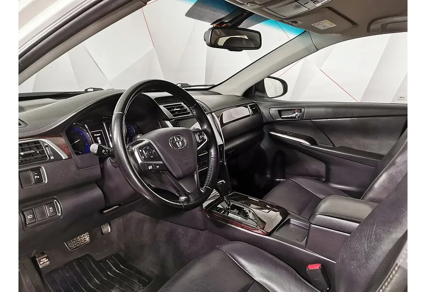 Toyota Camry 2.5 AT (181 л.с.) Белый в АВИЛОН. Слайд №19