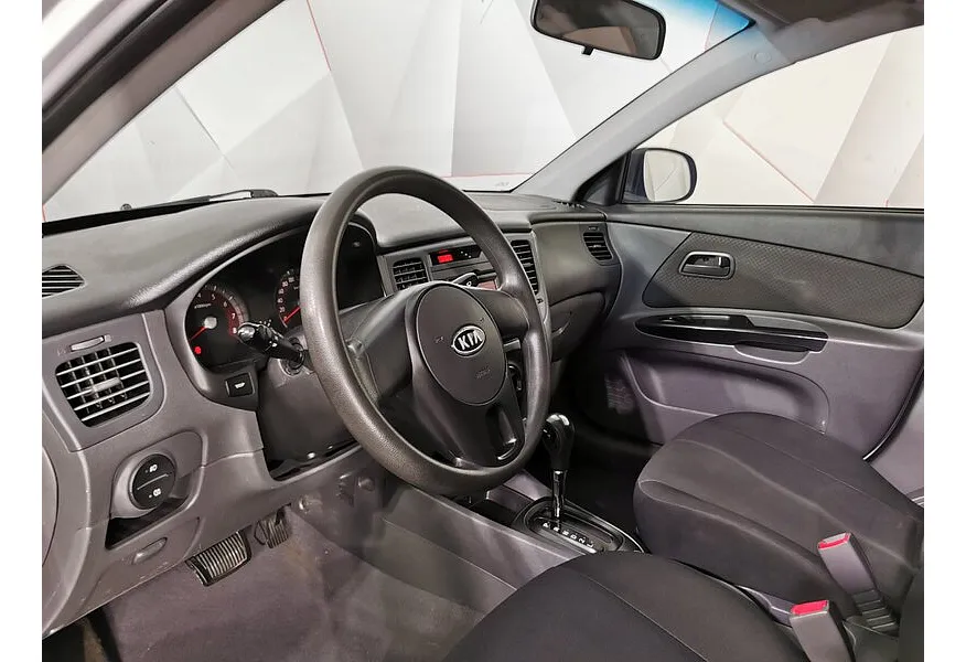 Kia Rio 1.4 AT (97 л.с.) Серебристый в АВИЛОН. Слайд №18 Kia Rio 1.4 AT (97 л.с.) Серебристый в АВИЛОН. Слайд №18
