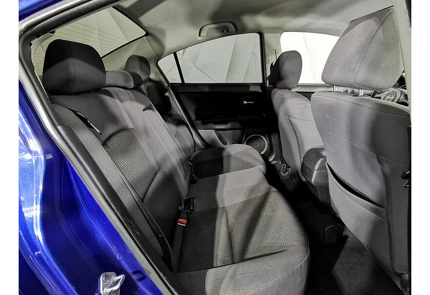 Mazda 3 2.0 MT (150 л.с.) Синий в АВИЛОН. Слайд №17