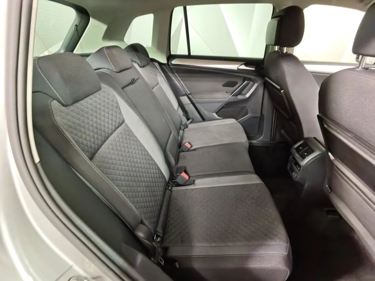 Volkswagen Tiguan 1.4 TSI BlueMotion DSG (150 л.с.) Sport&Style Серебристый в АВИЛОН. Слайд №16