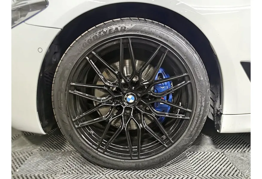 BMW 5 серия 530d xDrive Steptronic (249 л.с.) Base (Локальная сборка) Белый в АВИЛОН. Слайд №7