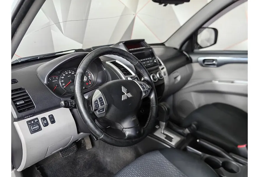 Mitsubishi Pajero Sport 2.5 DI-D AT AWD (178 л.с.) Белый в АВИЛОН. Слайд №17