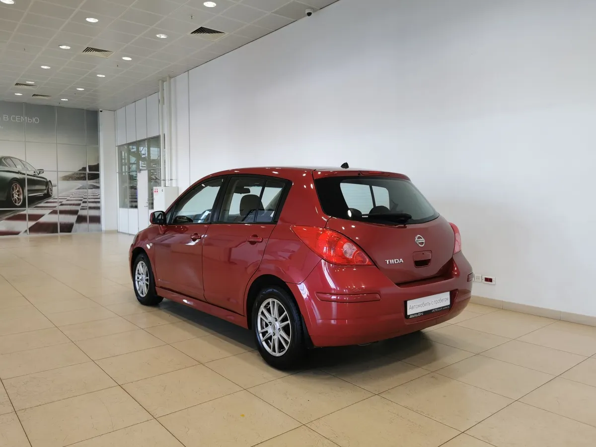 Nissan Tiida 1.6 AT (110 л.с.) Красный в АВИЛОН. Слайд №4