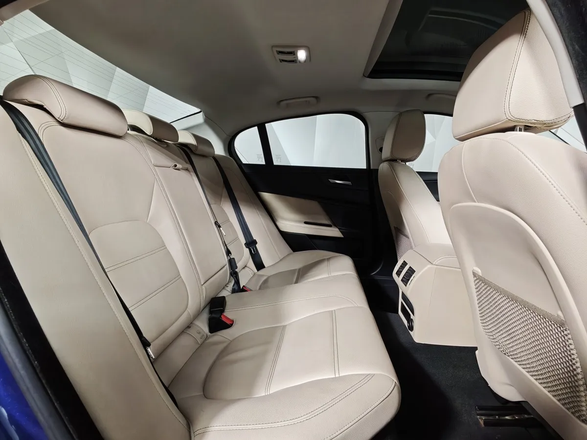 Jaguar XE 2.0 D AT AWD (180 л.с.) S Синий в АВИЛОН. Слайд №16
