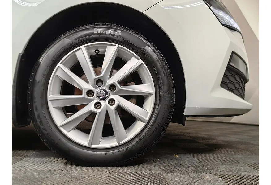 Skoda Rapid 1.6 MT (90 л.с.) Белый в АВИЛОН. Слайд №9