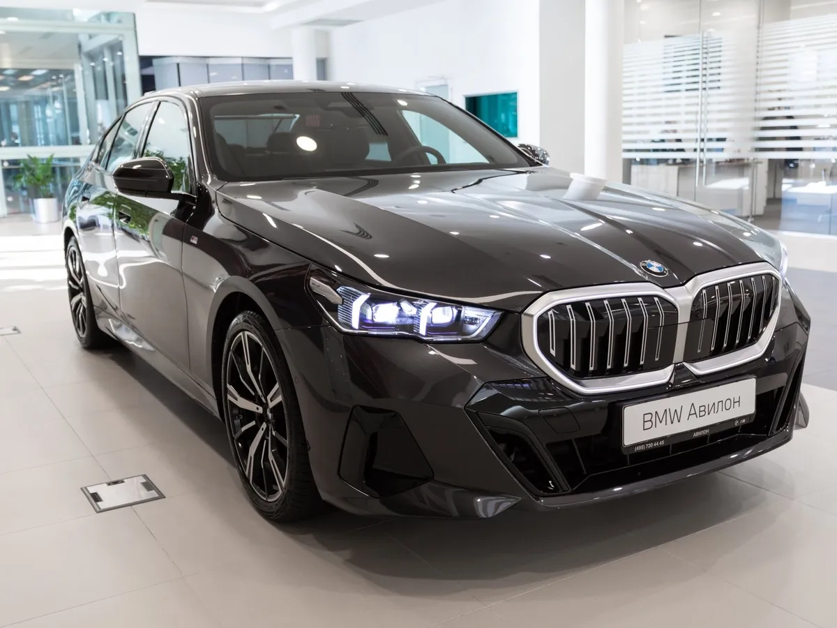 BMW 5 серия 530i xDrive AT (252 л.с.) Черный в АВИЛОН. Слайд №2 BMW 5 серия 530i xDrive AT (252 л.с.) Черный в АВИЛОН. Слайд №2