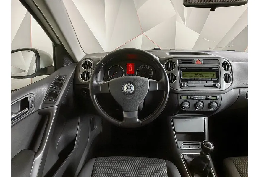 Volkswagen Tiguan 1.4 TSI MT (150 л.с.) Trend & Fun Белый в АВИЛОН. Слайд №17