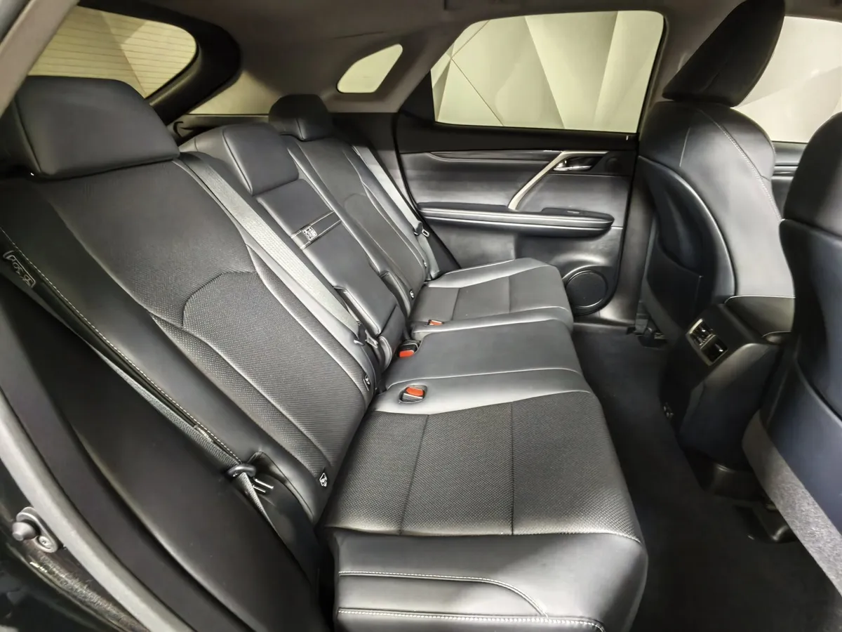 Lexus RX 2.0 AT AWD (238 л.с.) Executive Черный в АВИЛОН. Слайд №16