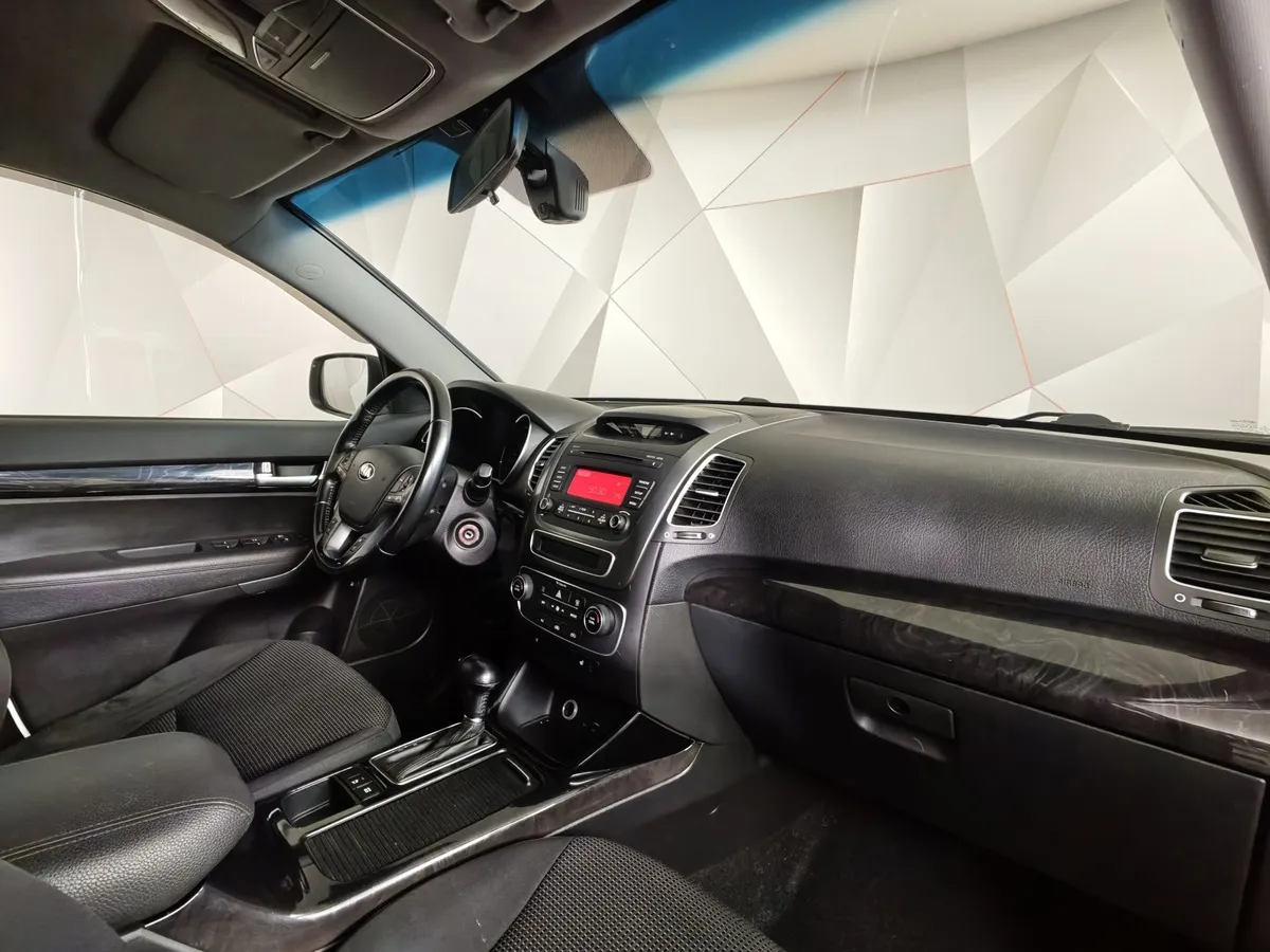 Kia Sorento 2.4 AT (175 л.с.) Classic Белый в АВИЛОН. Слайд №12