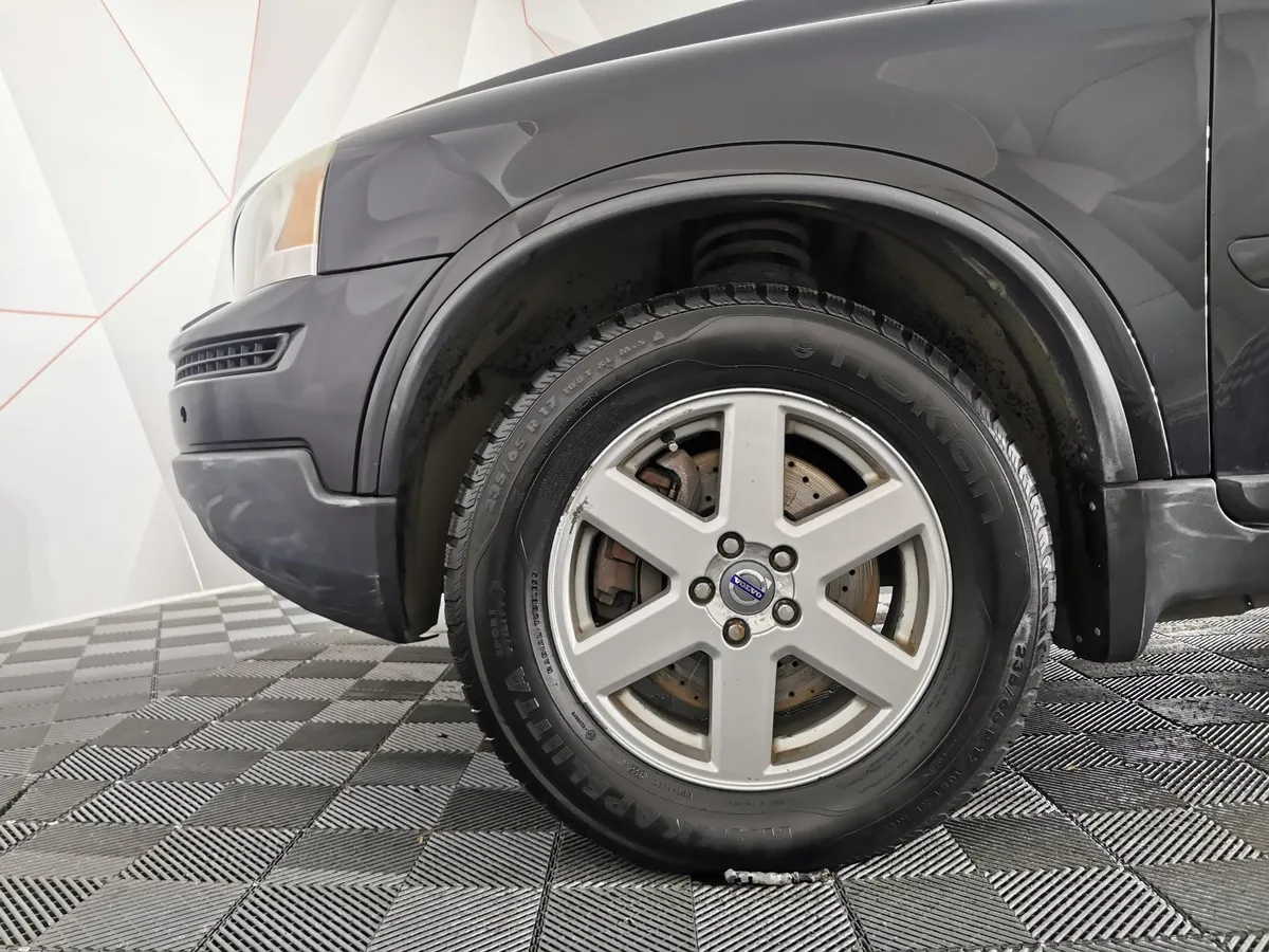 Volvo XC90 2.5 T5 Geartronic AWD (5 мест) (210 л.с.) Черный в АВИЛОН. Слайд №9