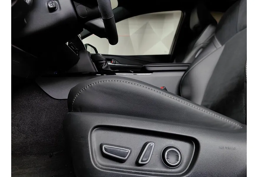 Toyota Camry 2.0h CVT (197 л.с.) Sport Plus Черный в АВИЛОН. Слайд №23