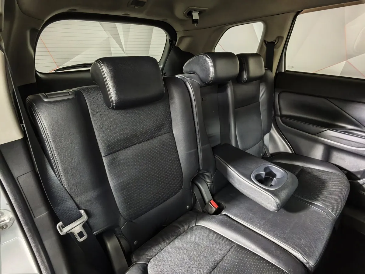 Mitsubishi Outlander 2.4 MIVEC CVT 4WD (167 л.с.) Ultimate Plus Серебристый в АВИЛОН. Слайд №17
