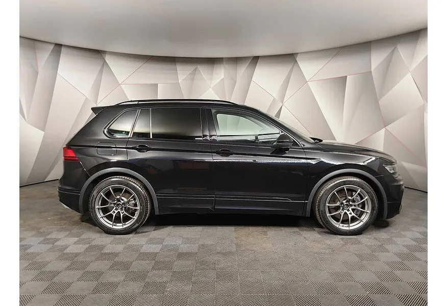 Volkswagen Tiguan 380 TSI 2.0 DSG 4WD (220 л.с.) R-Line Highline Черный в АВИЛОН. Слайд №6