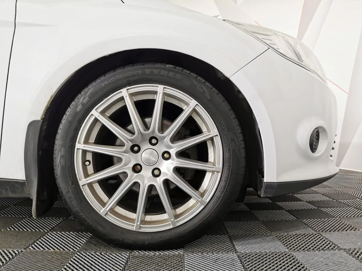 Ford Focus 1.6 MT (105 л.с.) Special Edition Белый в АВИЛОН. Слайд №9