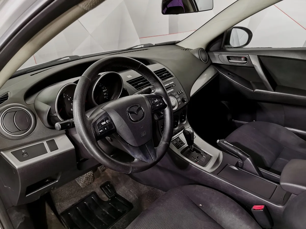 Mazda 3 1.6 AT (105 л.с.) Белый в АВИЛОН. Слайд №18