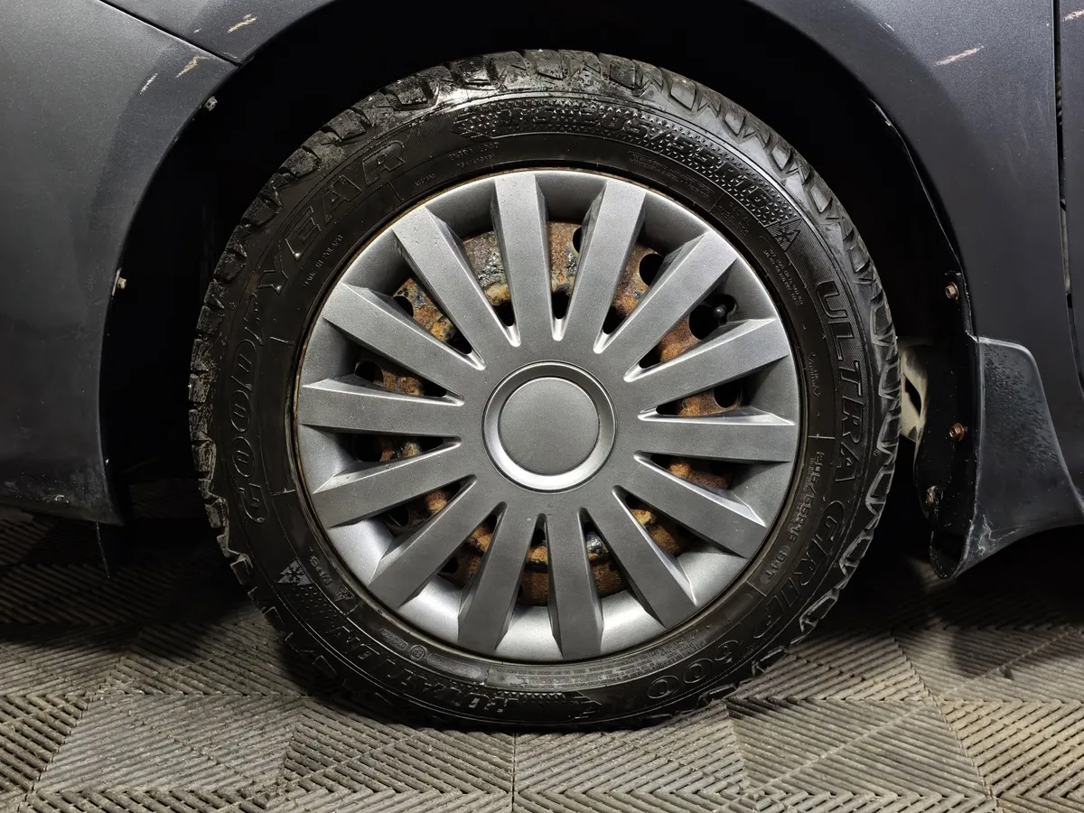 Toyota Corolla 1.4 MT (97 л.с.) Серый в АВИЛОН. Слайд №9
