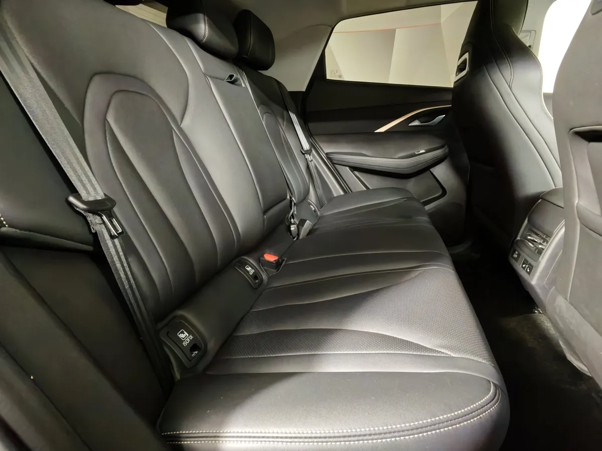 Omoda C5 1.6T DCT 4WD (150 л.с.) Supreme (двухцветный, красные элементы экстерьера) Серый в АВИЛОН. Слайд №16