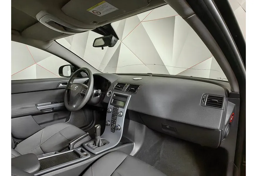 Volvo S40 1.6 MT (100 л.с.) Черный в АВИЛОН. Слайд №9