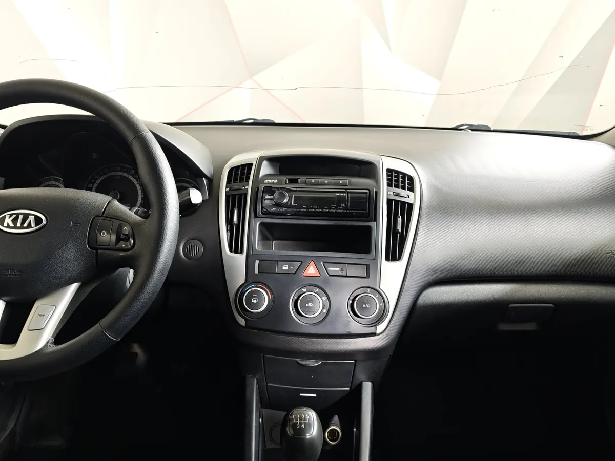 Kia Ceed 1.4 MT (109 л.с.) Серебристый в АВИЛОН. Слайд №12
