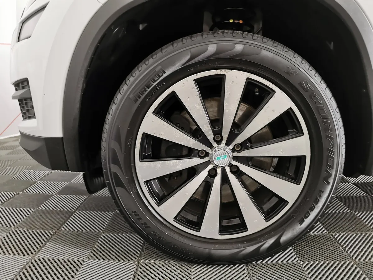 Skoda Kodiaq 2.0 TSI DSG 4X4 (180 л.с.) Белый в АВИЛОН. Слайд №9