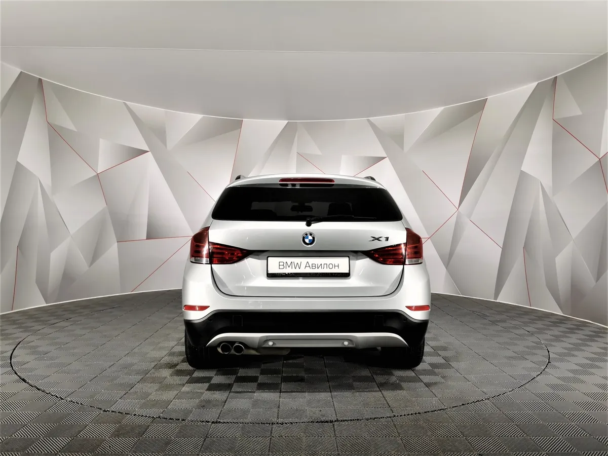 BMW X1 xDrive20i AT (184 л.с.) Серебристый в АВИЛОН. Слайд №4